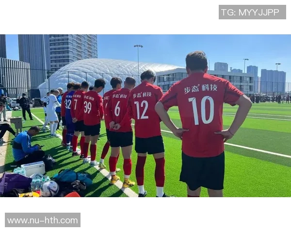 《球场之星:从绿茵到聚光灯下的传奇足球瞬间》 《球场之星:从绿茵到聚光灯下的传奇足球瞬间》