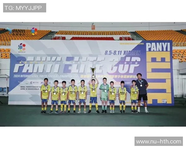 庆祝足球明星成长之路展现个人奋斗与荣耀时刻 庆祝足球明星成长之路展现个人奋斗与荣耀时刻